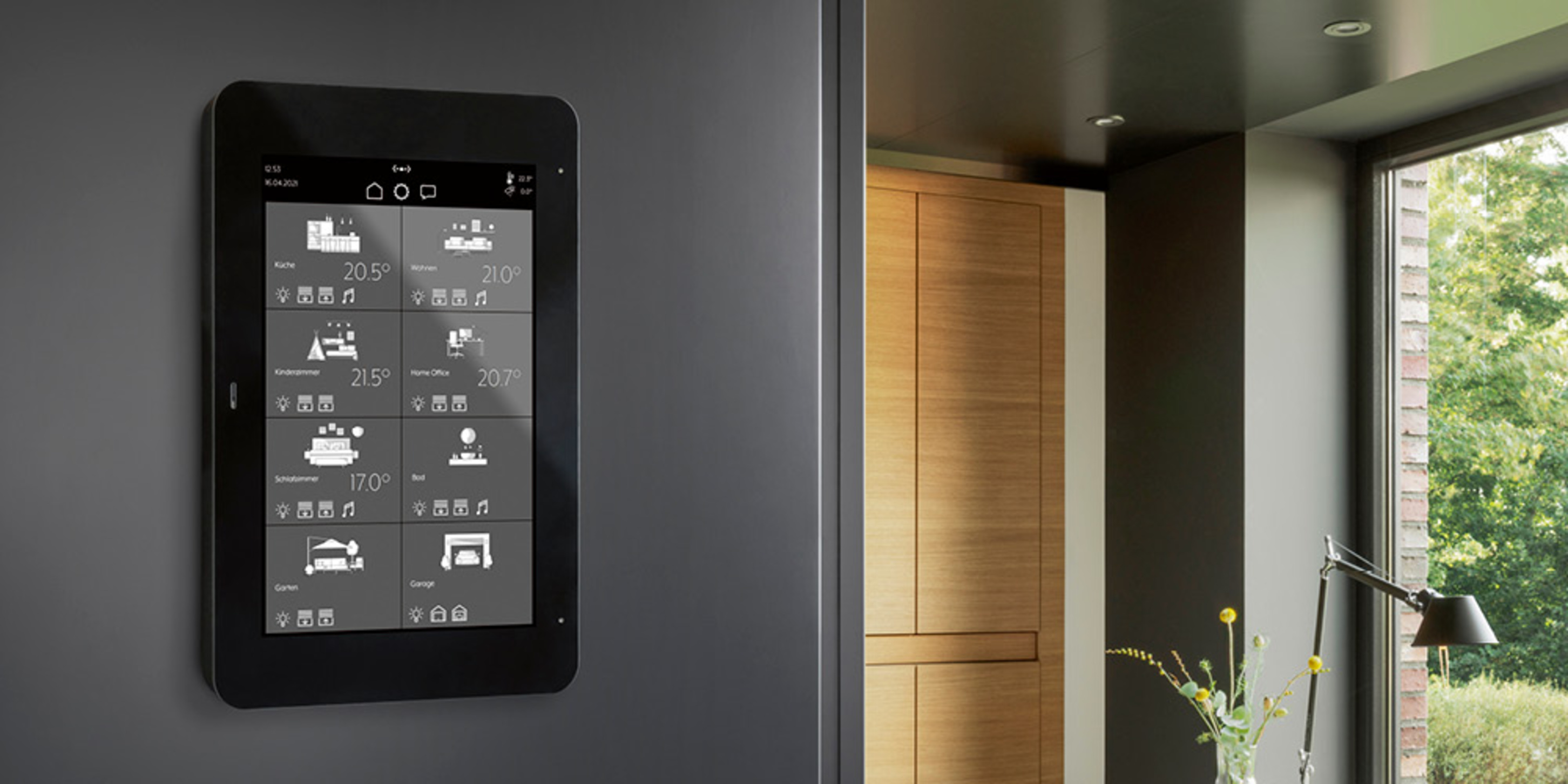 JUNG Smart Panel 8 bei NEB-Service GmbH & Co. KG in Neu-Isenburg