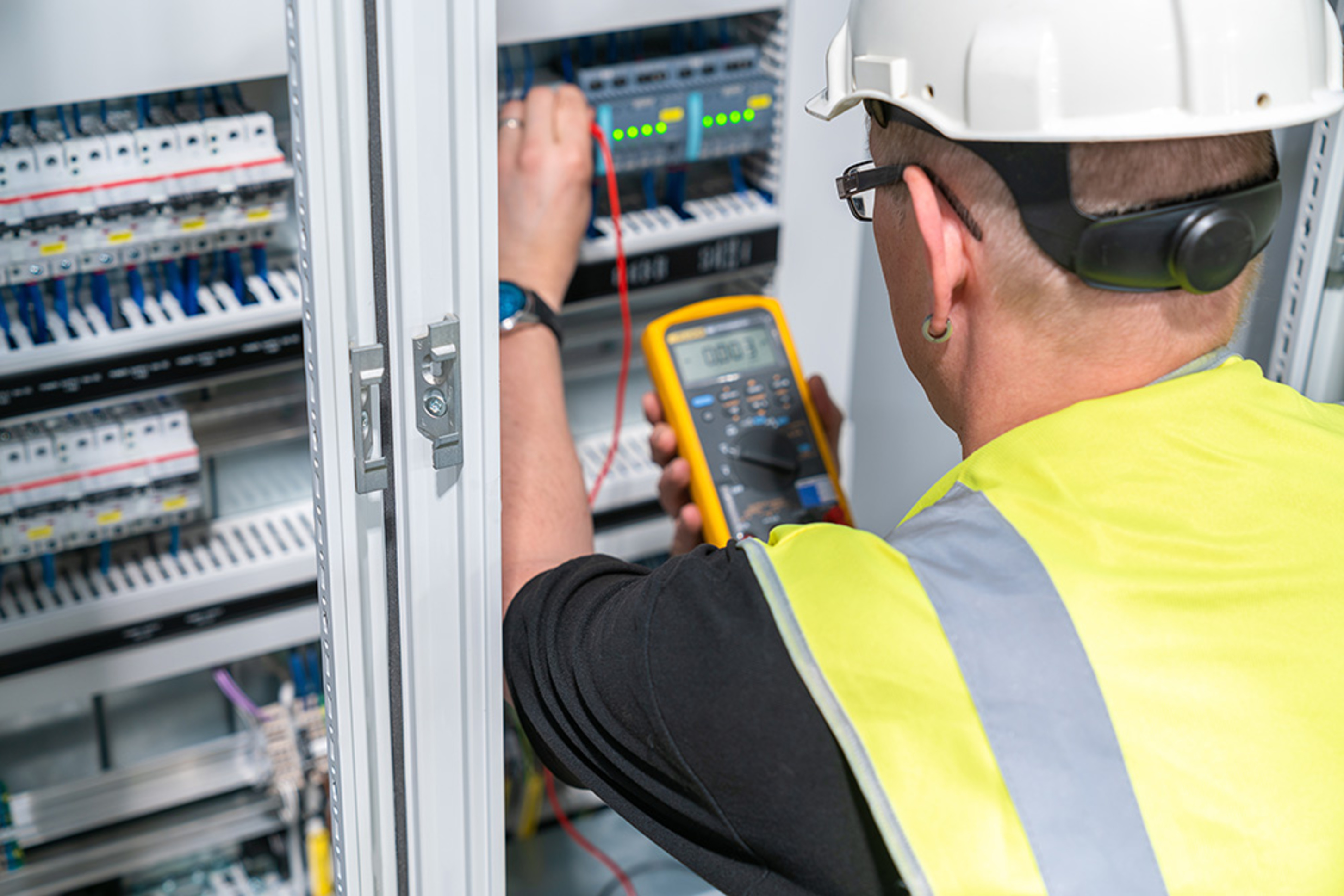 Elektroanlagen-Kontrolle bei NEB-Service GmbH & Co. KG in Neu-Isenburg