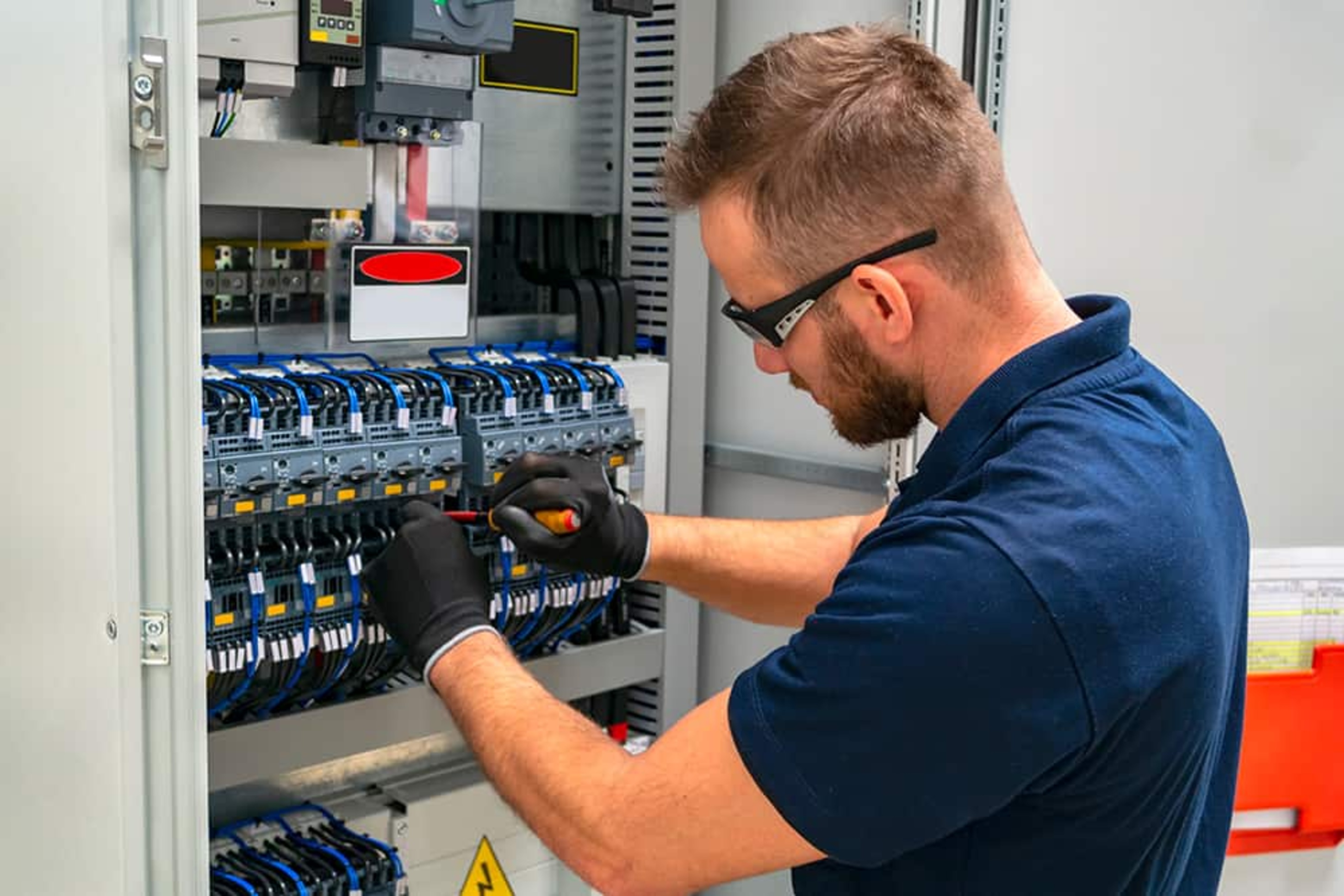 Elektroniker für Energie- und Gebäudetechnik (m/w/d) bei NEB-Service GmbH & Co. KG in Neu-Isenburg