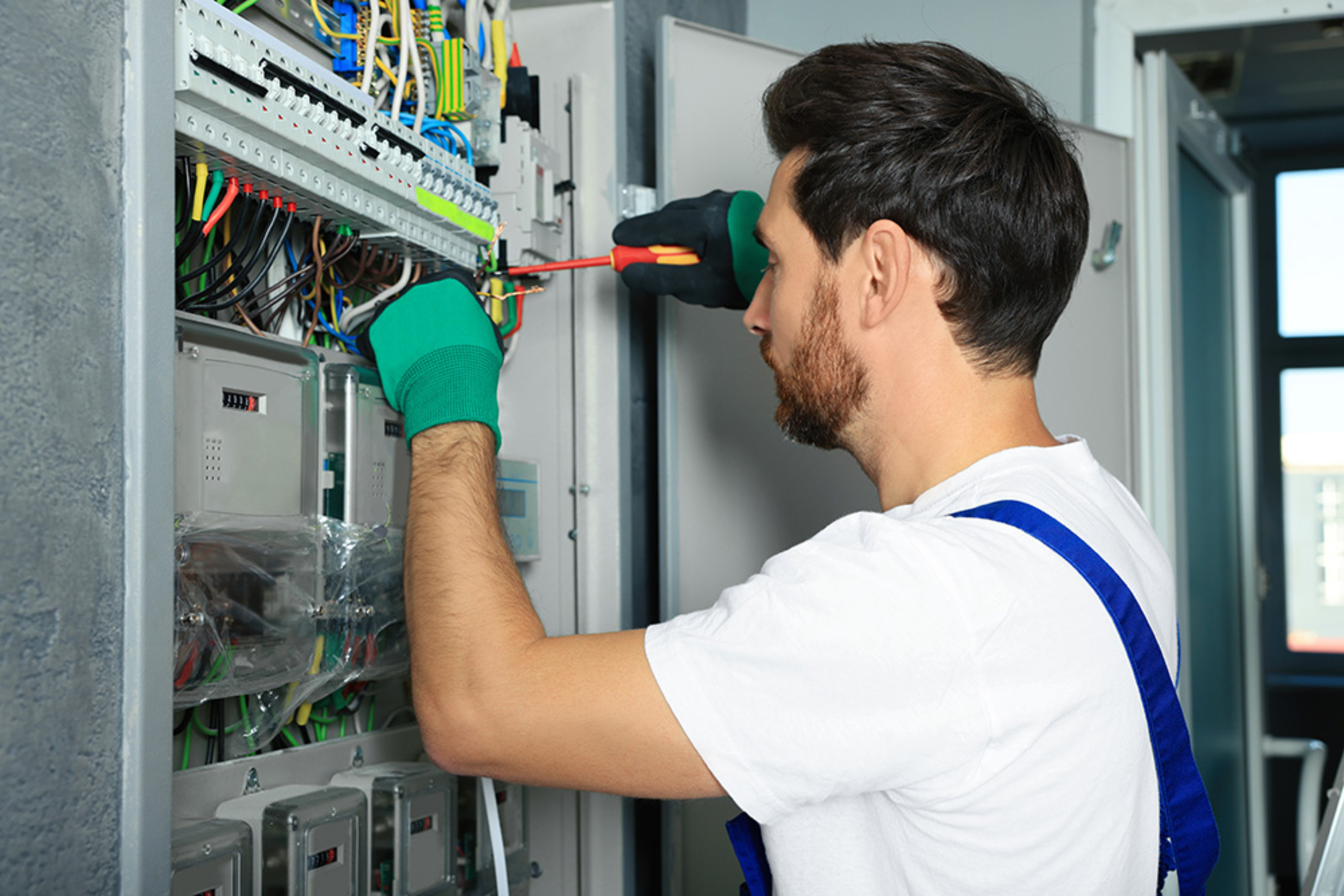 Nieder­spannungs­anlagen bei NEB-Service GmbH & Co. KG in Neu-Isenburg