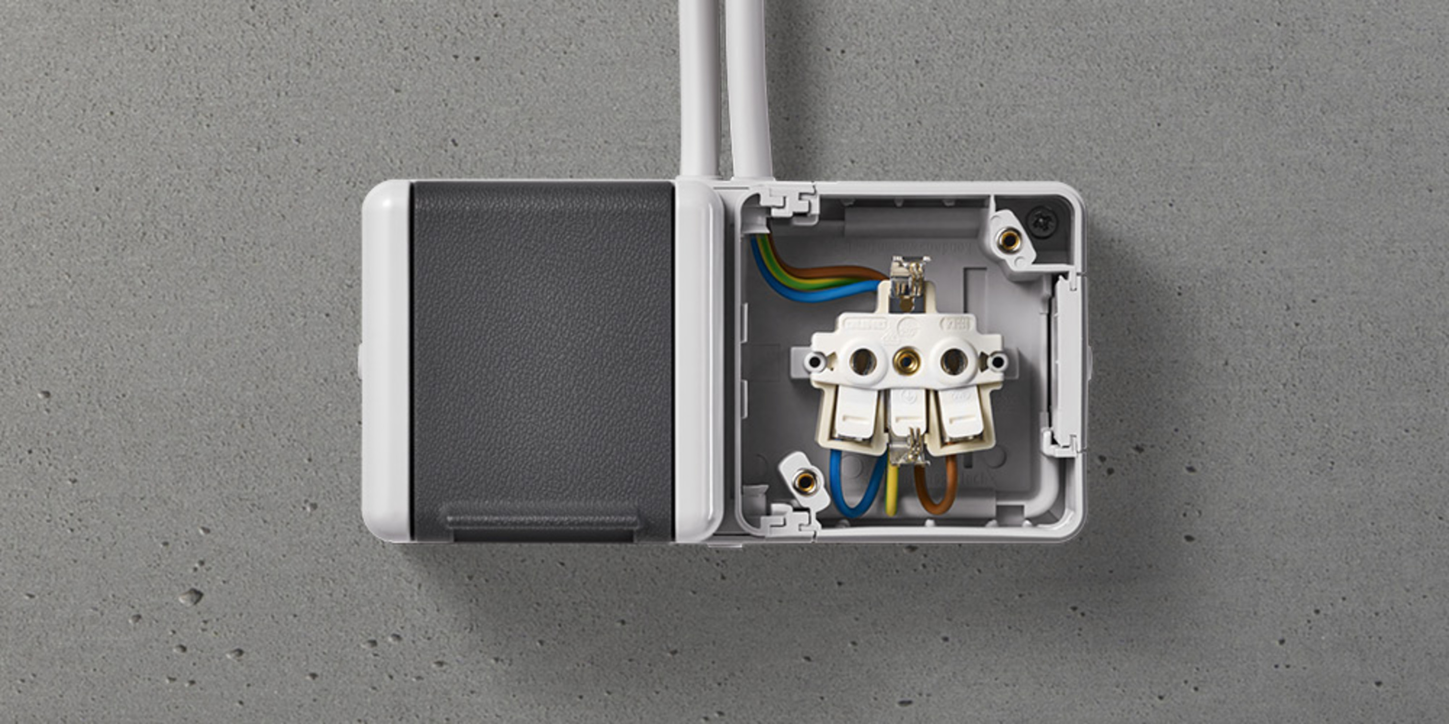 Doppelsteckdose mit Trennsteg bei NEB-Service GmbH & Co. KG in Neu-Isenburg